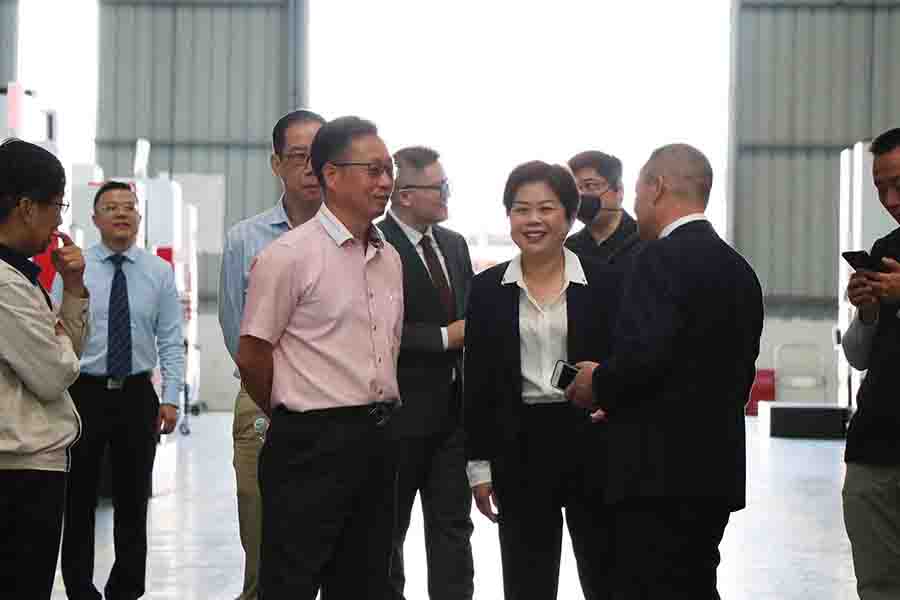 香港鑄造業(yè)總會總理事會成員蒞臨巨高機床指導(dǎo)工作(圖4) 香港鑄造業(yè)總會總理事會成員蒞臨巨高機床指導(dǎo)工作(圖4)